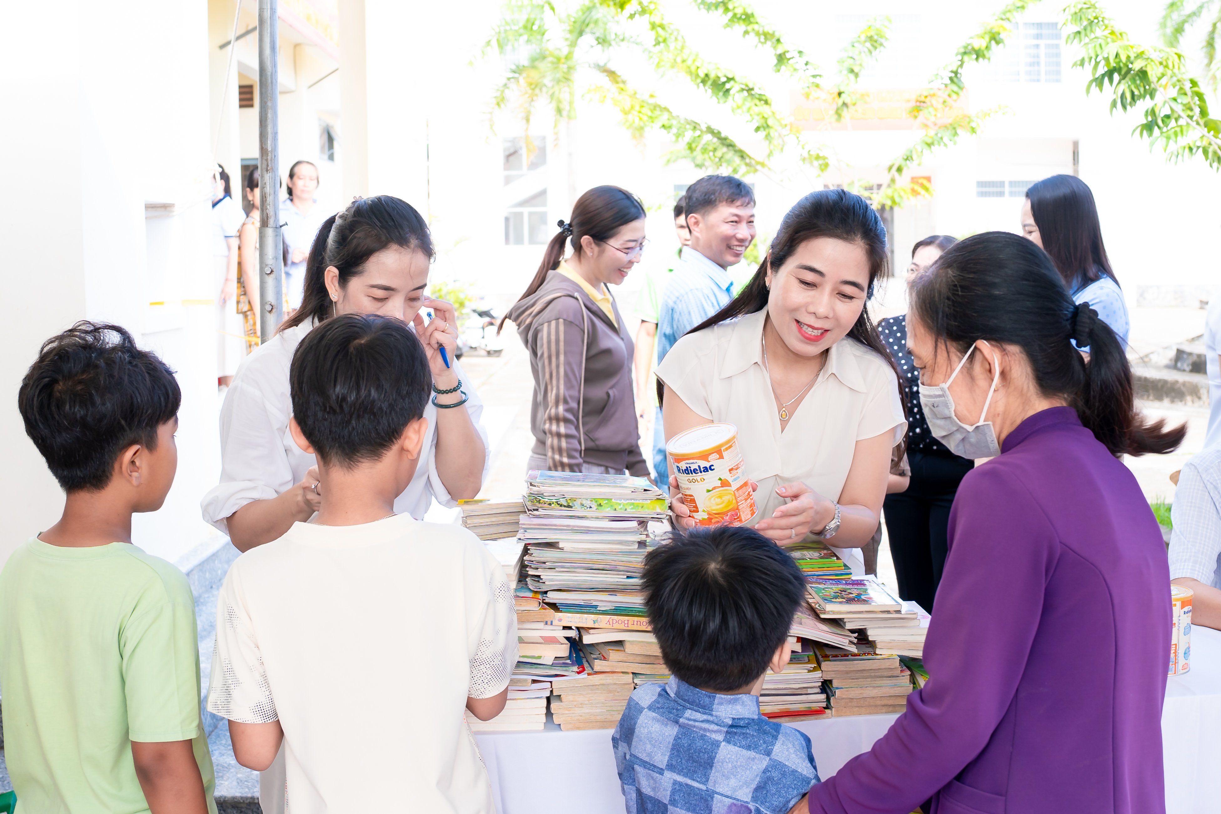 CHÀO THÁNG 8 YÊU THƯƠNG - GÓP MỘT CUỐN SÁCH, TRAO MUÔN ƯỚC MƠ